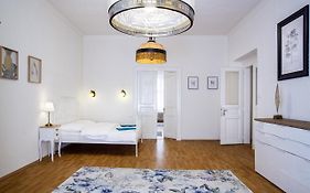 Large 3 Bdr Apt In The Heart Of Prague